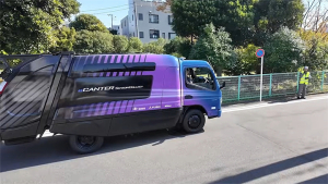Электромусоровоз Mitsubishi Fuso следует за водителем, когда тот выходит из кабины