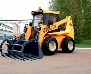 КЭМЗ показал мини-погрузчик АНТ 1200 Cx для аграриев