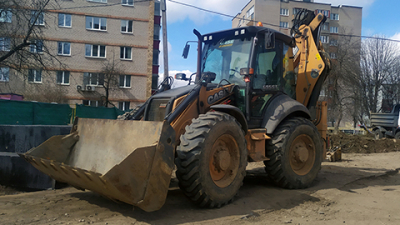 Бетонное кольцо в 700 кг поднимает легко, но нужно долго прогревать в мороз. Оператор — о CASE 695ST