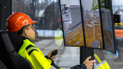 В Москве начали управлять башенными кранами дистанционно